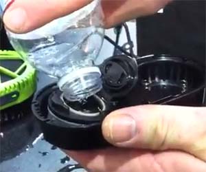 Φορτιστής που δουλεύει με... νεράκι!