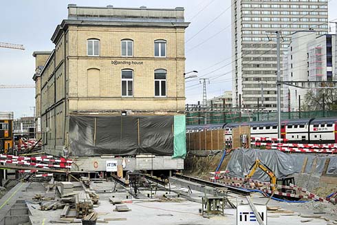 Πολυώροφο εργοστάσιο μεταφέρεται σε ράγες για 60 μέτρα